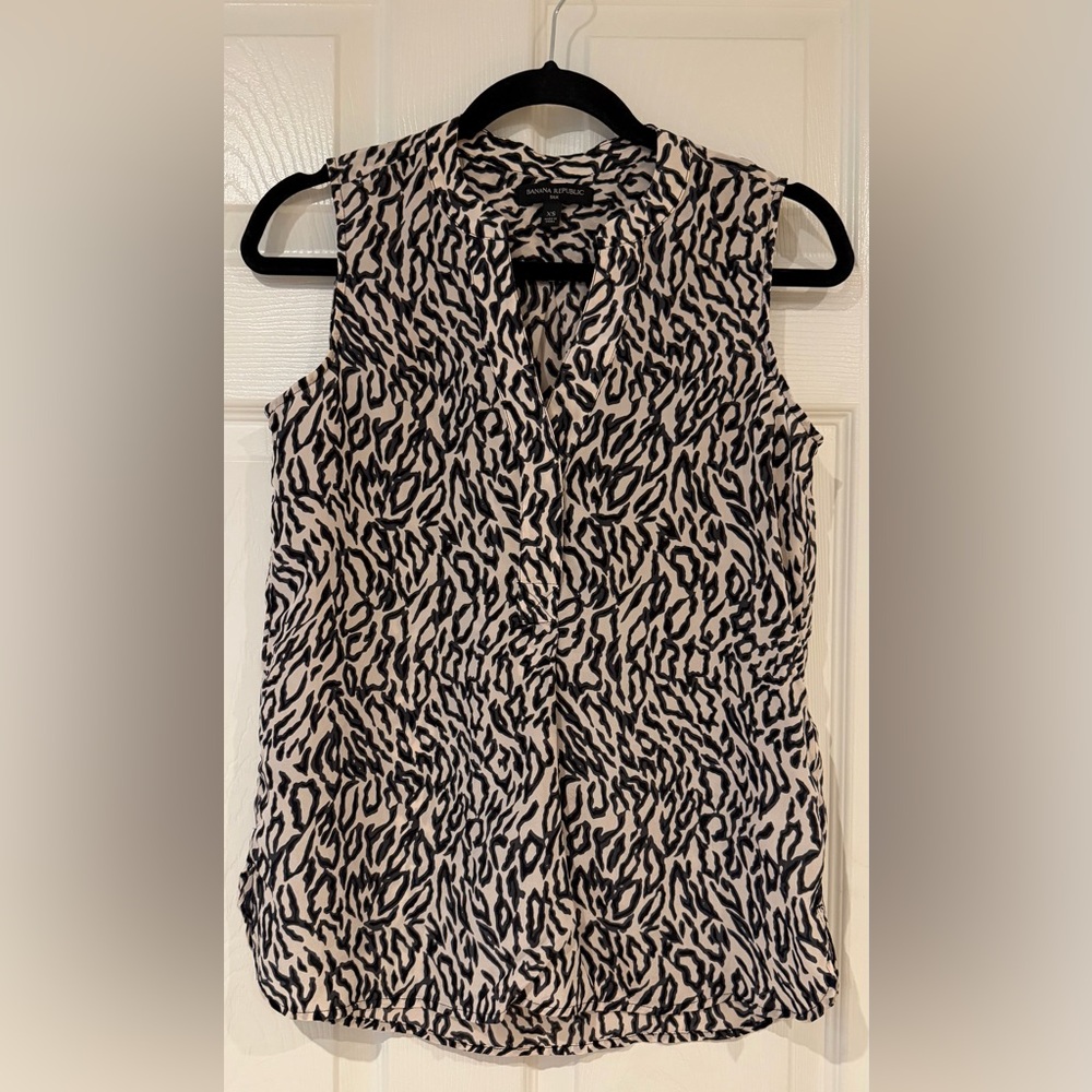 Banana Republic 100% Silk Sleeveless Blouse Tank Top Size XS Animal Print Office